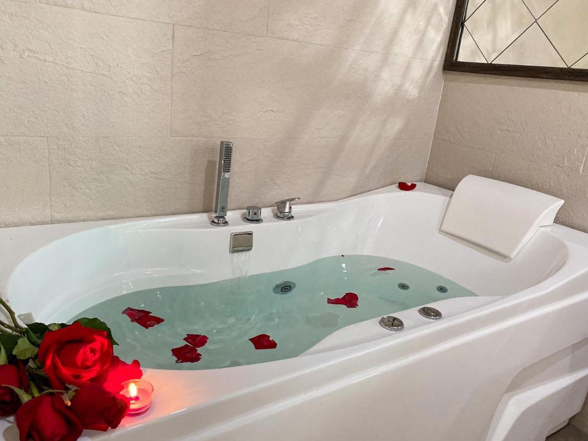 De Luxe Boutique & Rooftop Guest house *